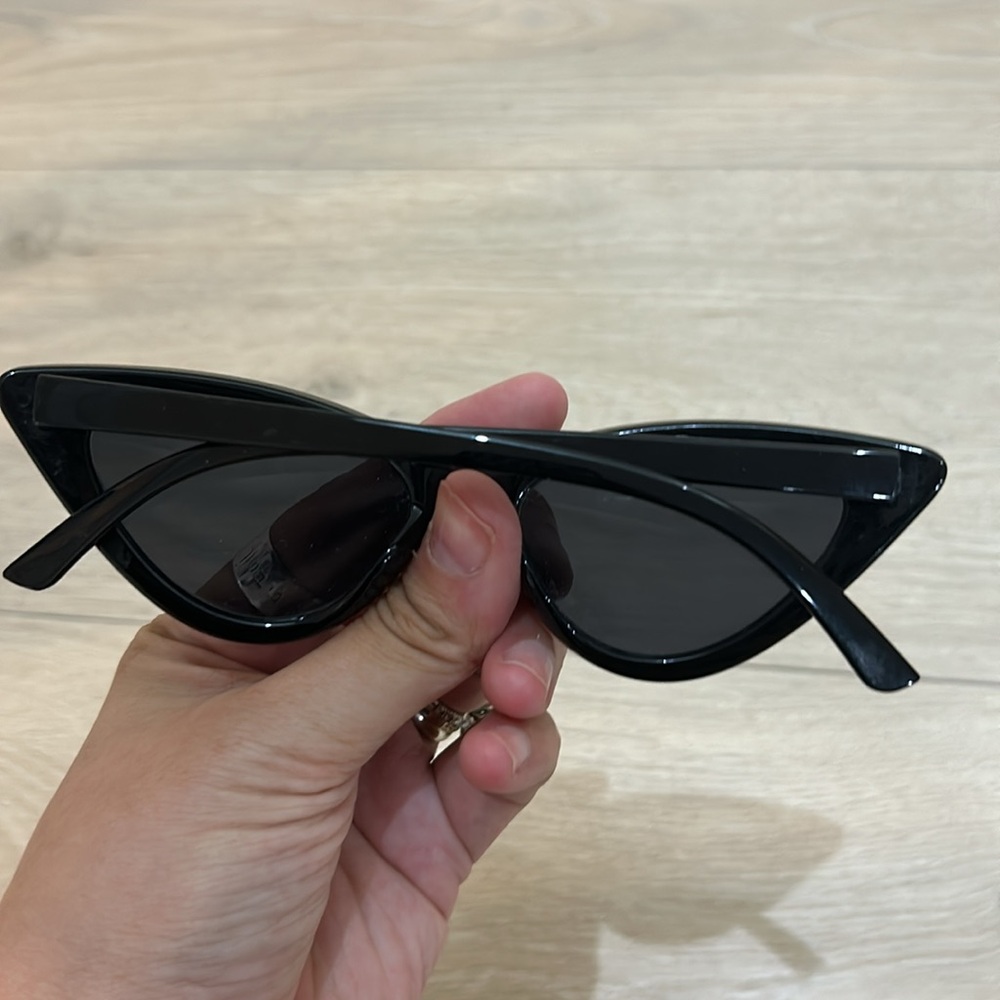 Black Kitten Eye Sunglasses - Picture 2 of 2